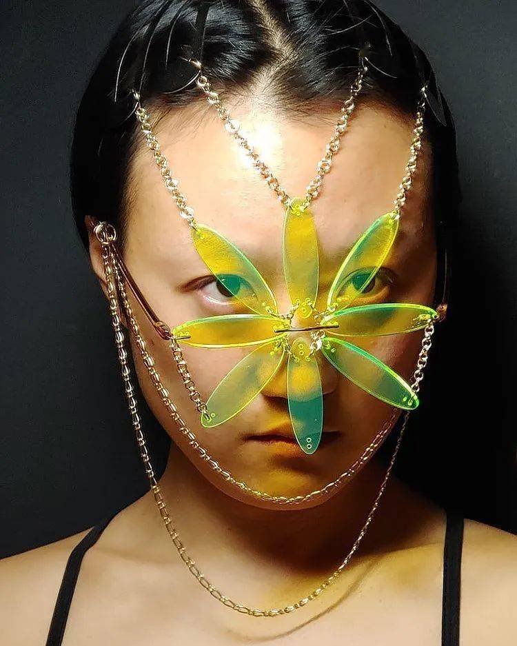 艺术怪诞的时尚韩国设计师将各种图案转变为大胆的脸部装饰艺术