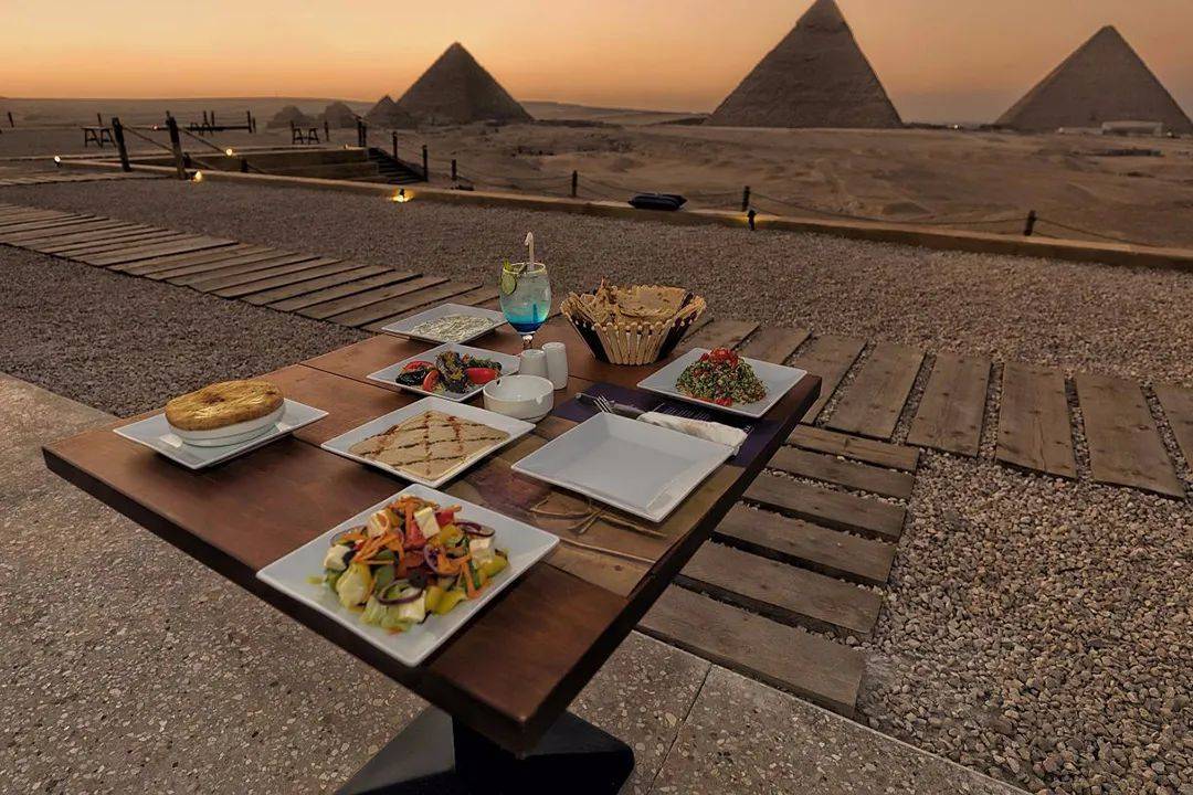埃及出现了一家奇迹餐厅坐拥9座金字塔风景