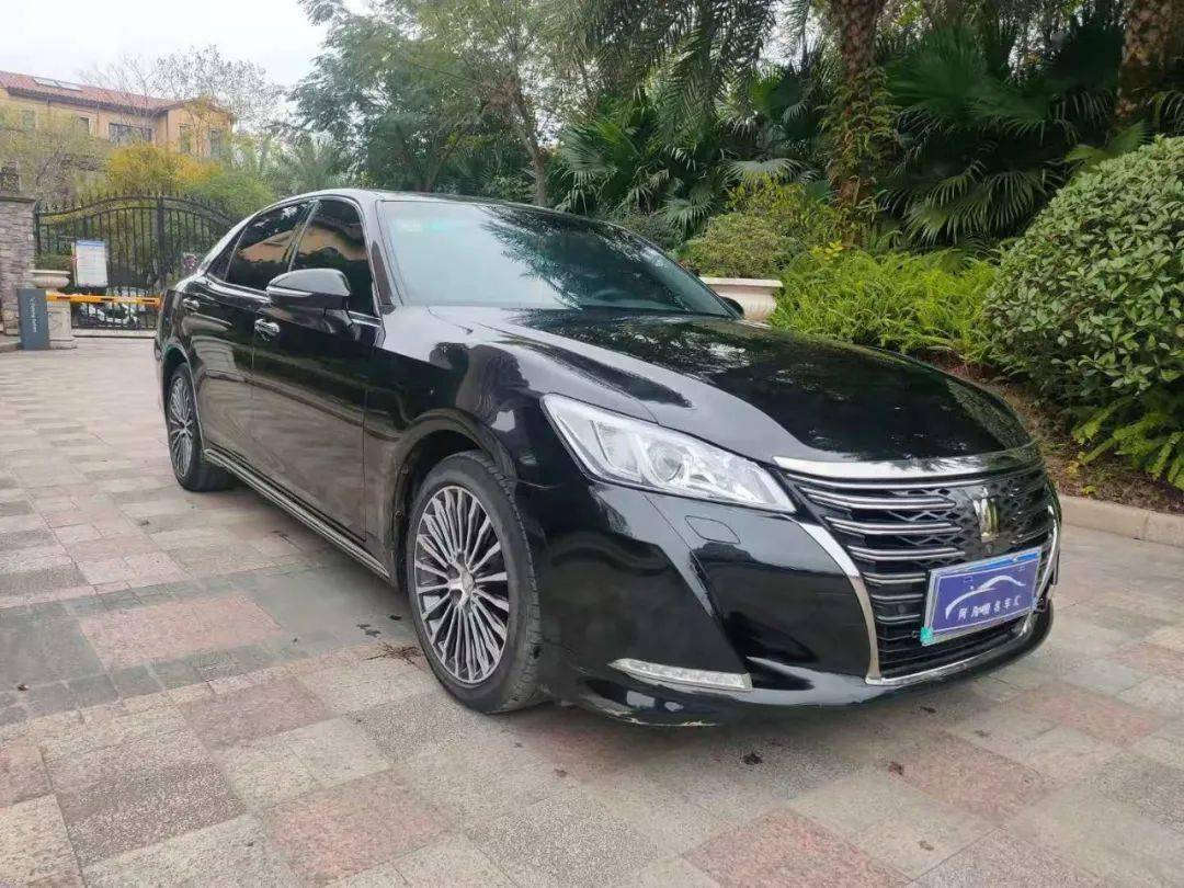 精品车源2018年丰田皇冠时尚型月供只需4666元