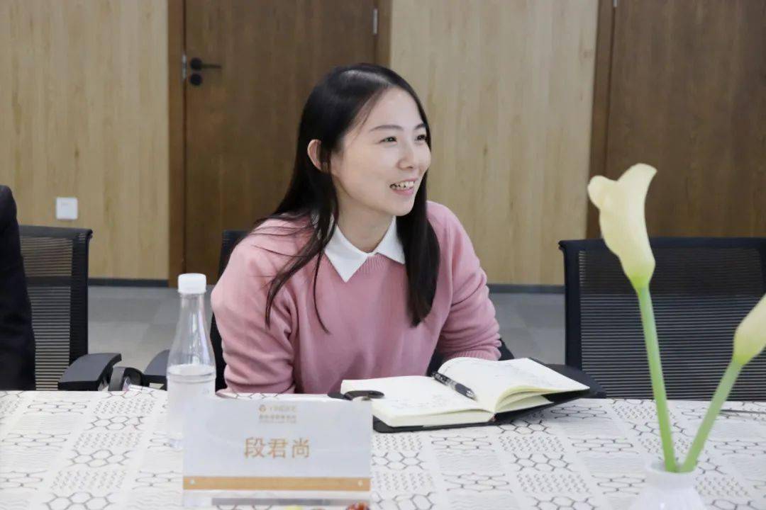 财务部刘海婷详细介绍了财务结算流程,行政部李盈慧介绍了