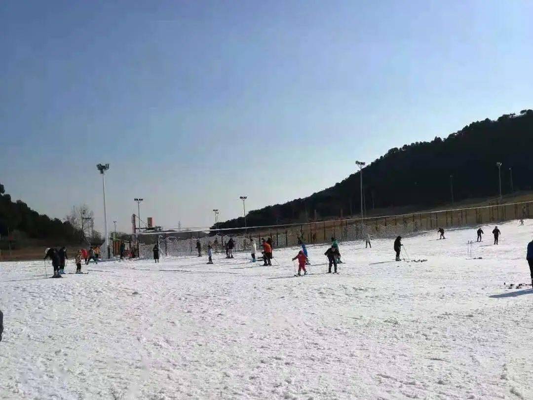 據瞭解,北京軍都山滑雪場,華彬生態園滑雪場也將陸續開業,今年滑雪季