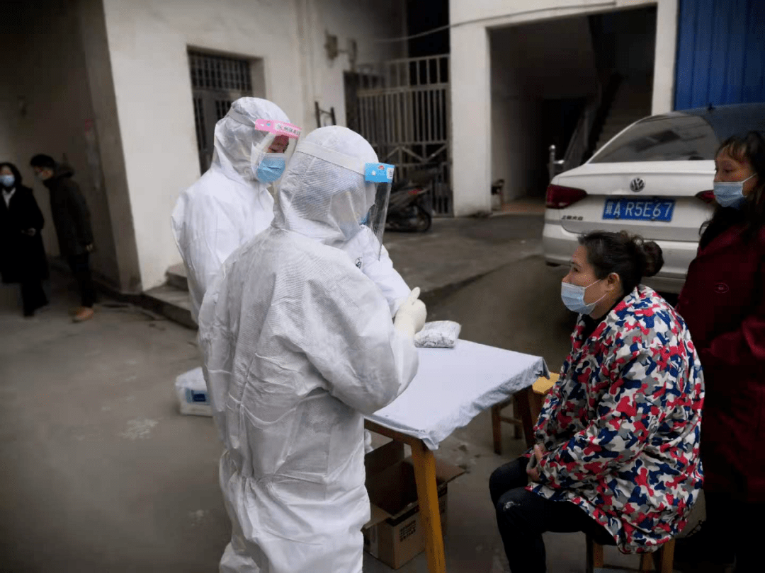 此次核酸检测为避免人员聚集,方便企业,把检测地点设置到了企业里,在