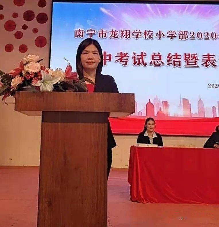 掌声为你们而响起南宁市龙翔学校小学部举行期中考试总结暨表彰大会