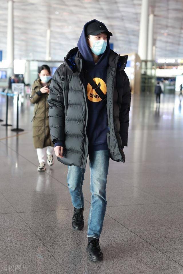 魏大勋穿蓝色卫衣搭配黑色羽绒服现身,双手紧握是怕冷?