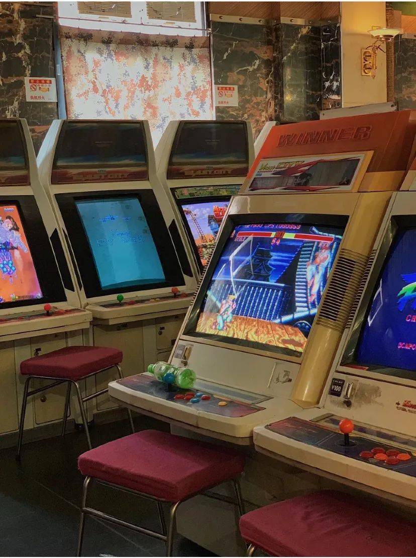 红色桌椅,霓虹灯广告牌,彩色花砖,瞬间把你拉回90年代