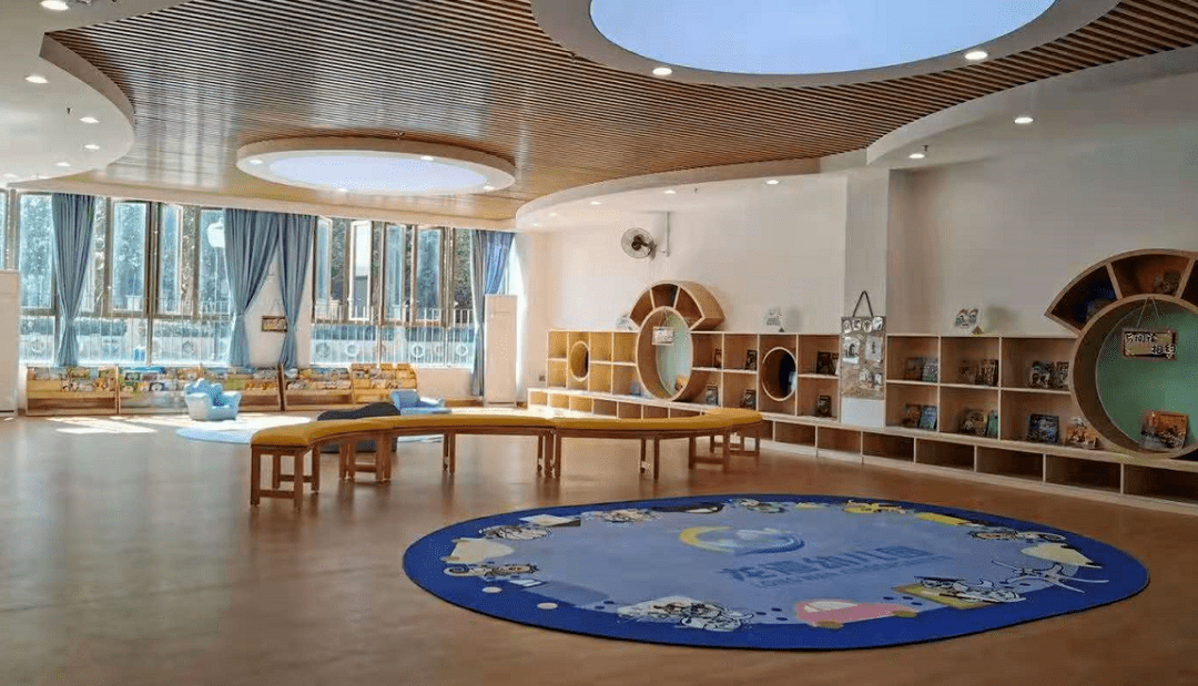 龙湾幼儿园位于佛山市禅城区南庄大道中106号,占地面积约5400平方米