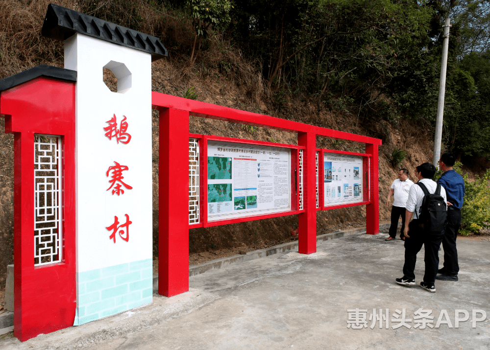 "钟道强说,拉通"断头路"让坳头村找到了农村人居环境整治的"开门砖.