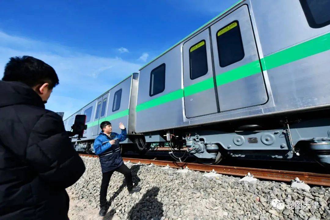 天津地铁4号线新车在民航大学车辆段正式亮相!