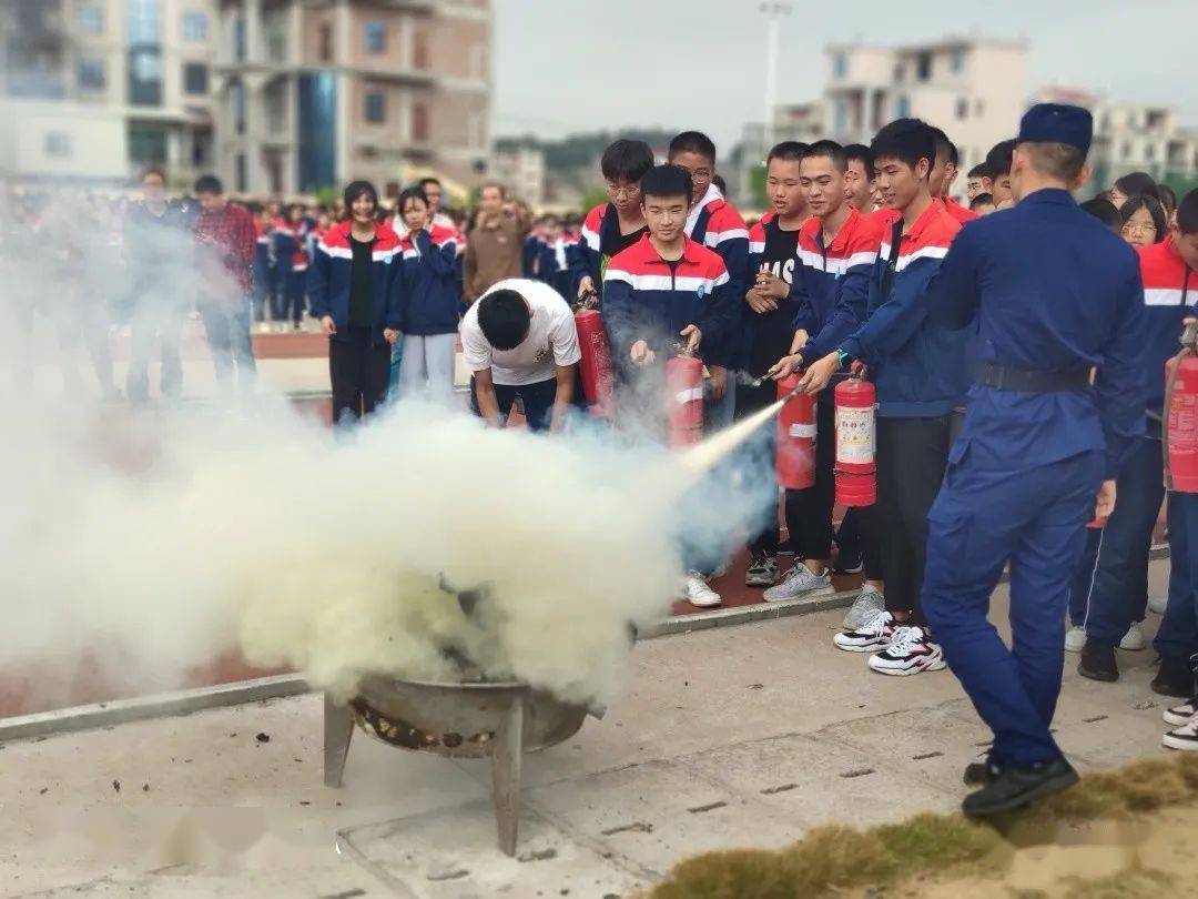 校园安全学消防知识创平安校园莆田第二十七中学举行秋季火灾消防演练