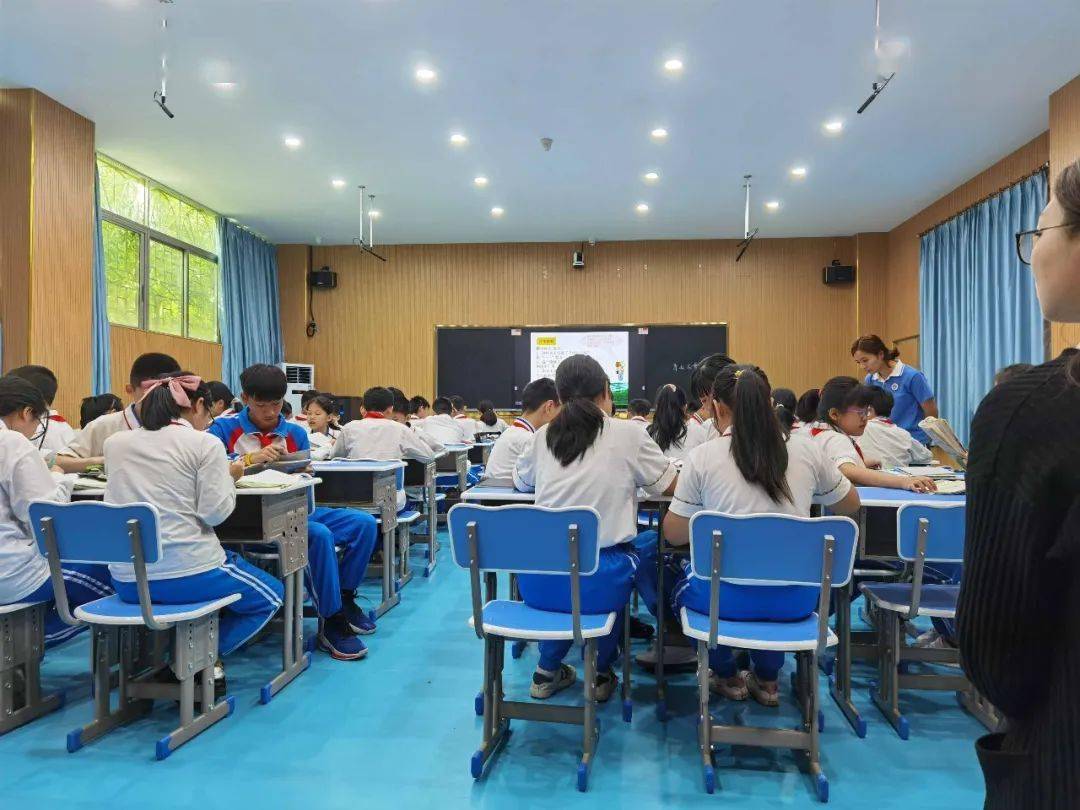 惠州市英华学校首个标准化智能录播室正式投入使用