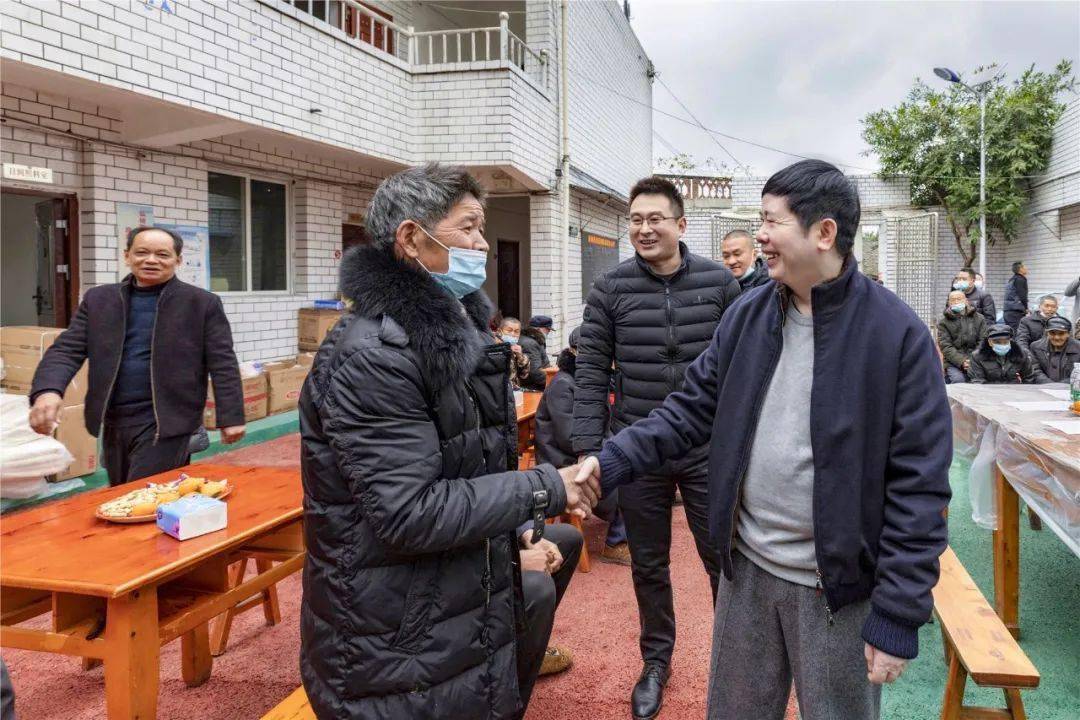 张远平董事长与老人握手交谈