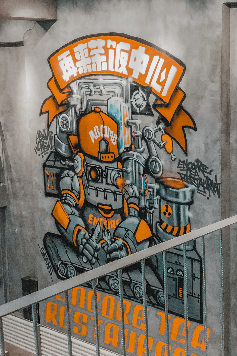 开在万象城附近的它,光是极简风格的两层店面和半开放式的窗边位置,就