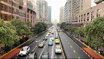 作为长宁三纵三横路网的主干道之一,江苏路日常车流和人流量众多,且