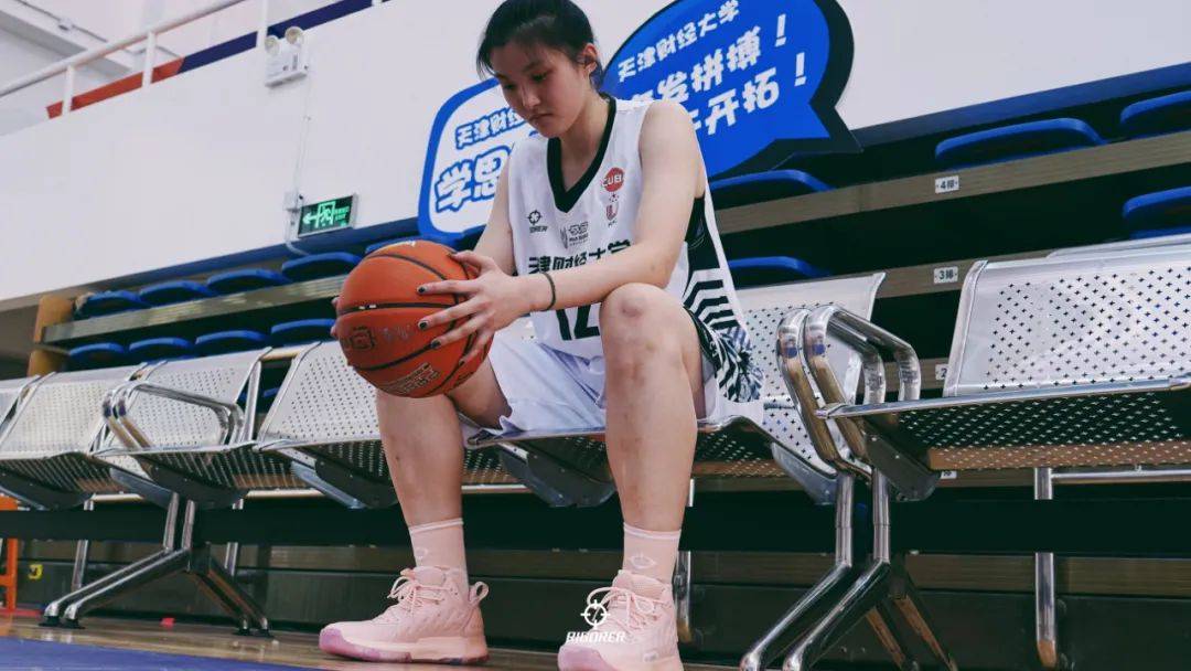 场均43分这个喜欢易建联的天津女大学生她像詹姆斯一样打球