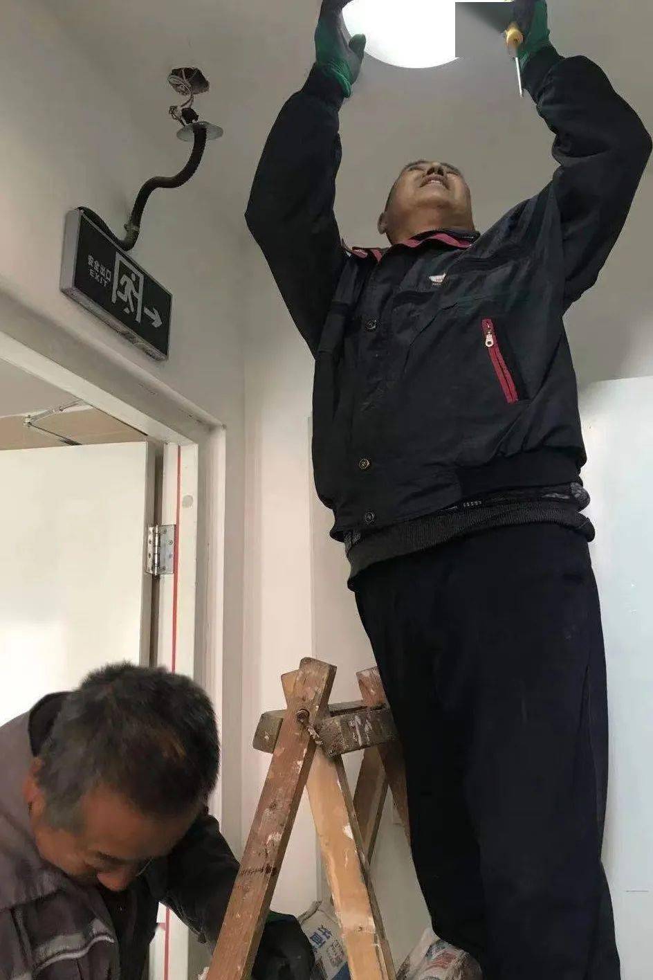 【民有所呼 我有所应】和润社区维修更换消防应急灯_手机搜狐网