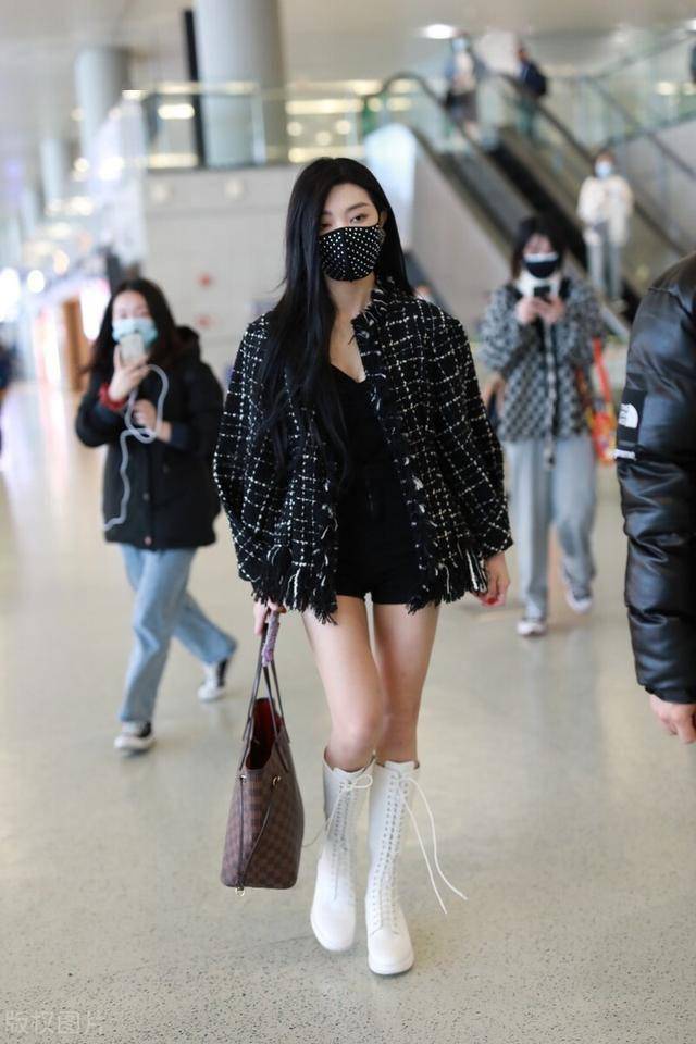 李紫婷穿格子小香衣现身机场,穿短裤皮靴子双腿超美吧