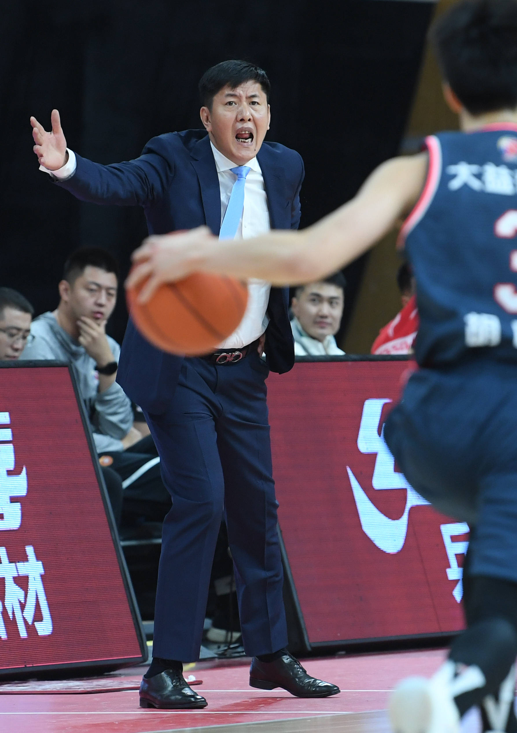 12月3日,山西汾酒股份队主教练丁伟在场边指挥.