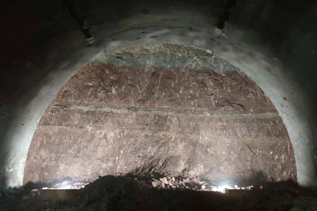 喜报!郑万铁路奉节隧道顺利贯通