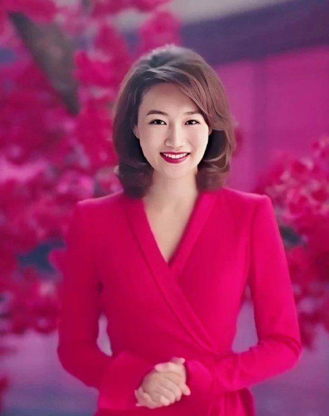 她是央视最美主持人,为工作戴13年假发,私底下颜值不输当红女星