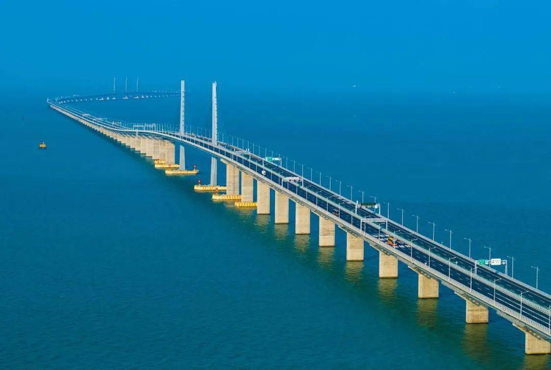 珠海是中国最早设立的4个经济特区之一,因位于珠江注入南海之处而得名