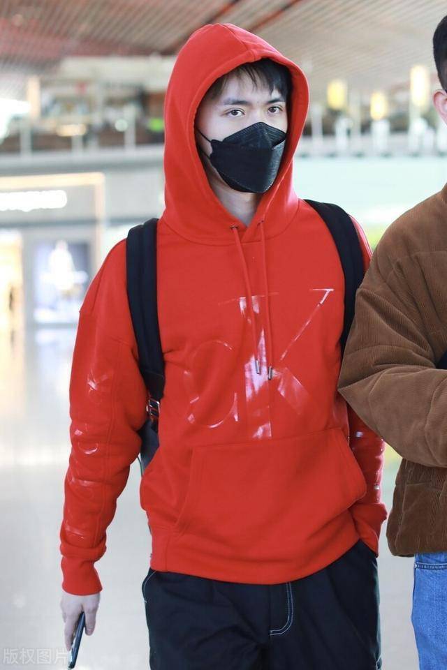张逸杰穿搭休闲随性现身机场,红色卫衣搭配牛仔裤阳光少年
