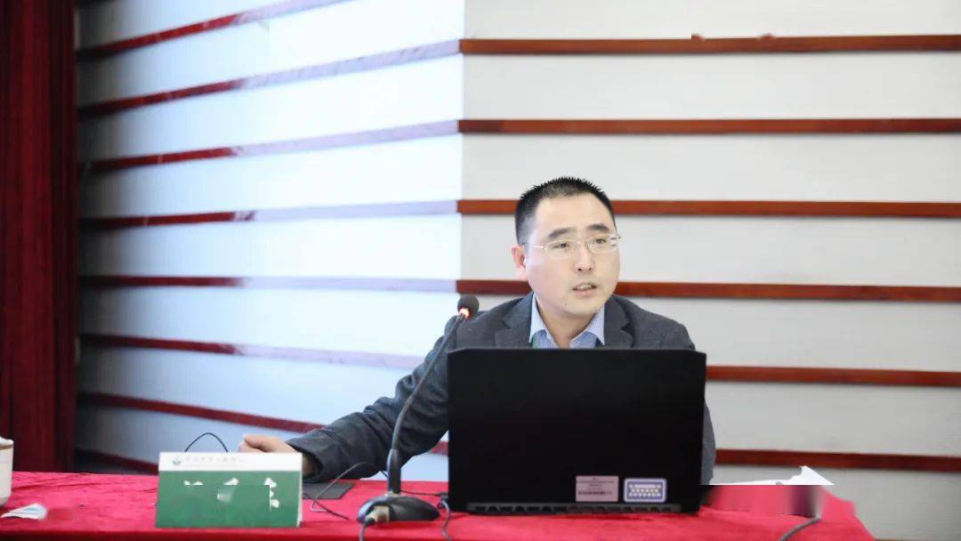 中国矿业大学杨爱东副研究员讲解"新形势下如何做好新闻写作工作"