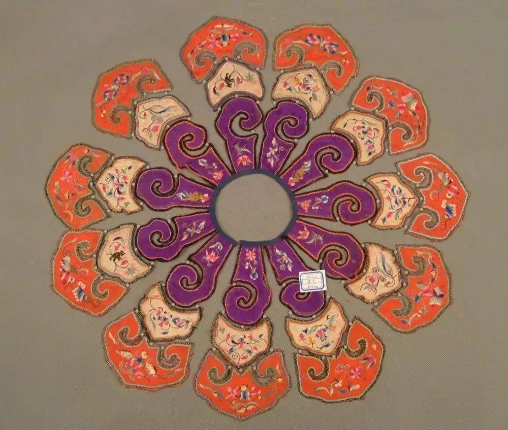 云肩的种类有对开云肩,四方云肩,串珠云肩,有领云肩与无领云肩等不同