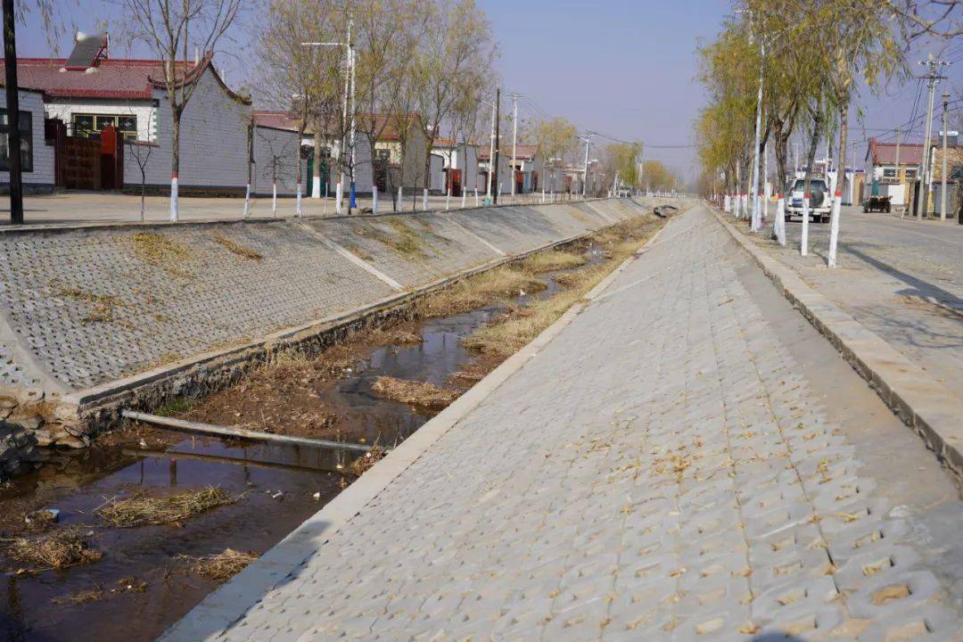 在白土岗乡枣岗子村七支沟,昔日尘土飞扬,垃圾成堆的景象已不见,取而