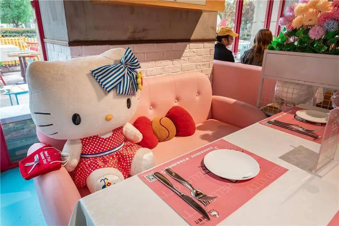 hellokitty主题咖啡店而且人家还是武汉首家门头就有一只巨大的kitty