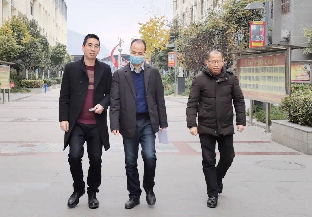 西和县城关九年制学校领导,老师莅临我校考察交流