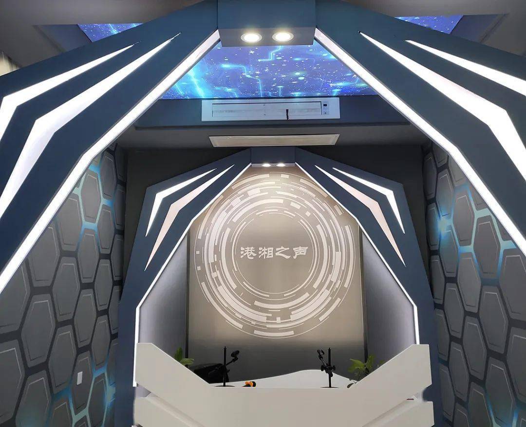 "当我们面对世界提出这样的疑问时,世界也疑惑地看着我们:"你会好吗?