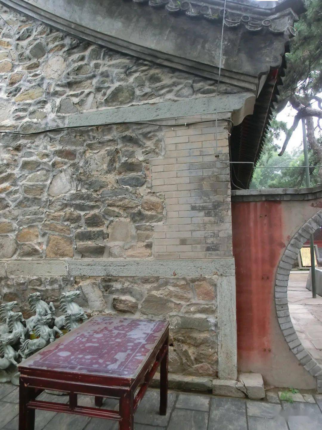 王府中的硬山建筑施用挑檐石的琉璃盘头,荷叶墩带砖雕(照片为靳影提供