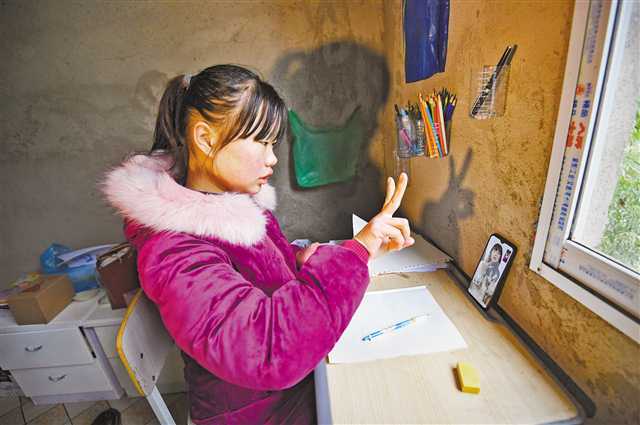 山区聋哑女孩"画"出人生新轨迹