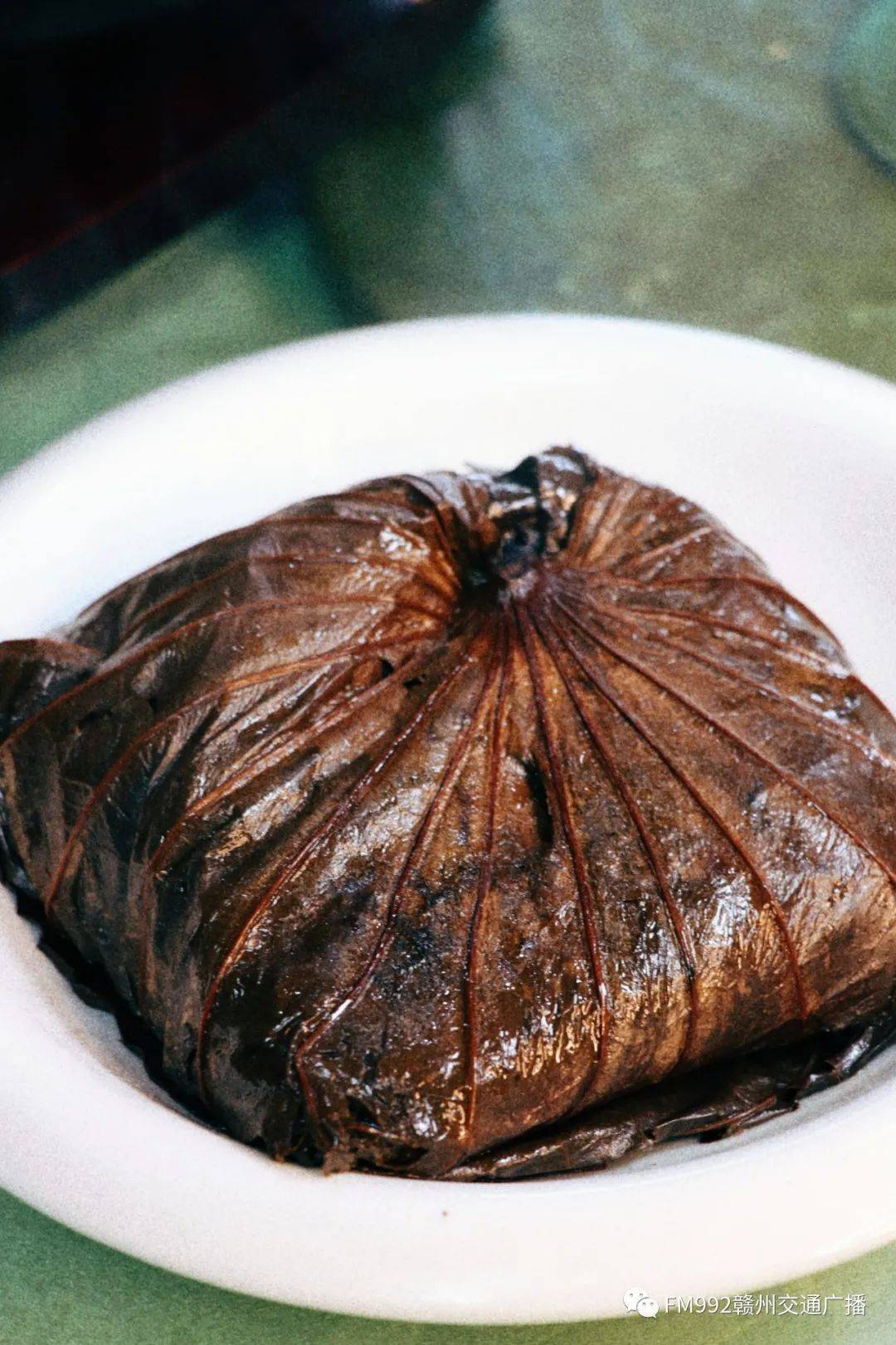 用荷叶垫笼底,大块肉蘸香料,米粉放在叶上蒸熟后又用荷叶一叶包一块肉