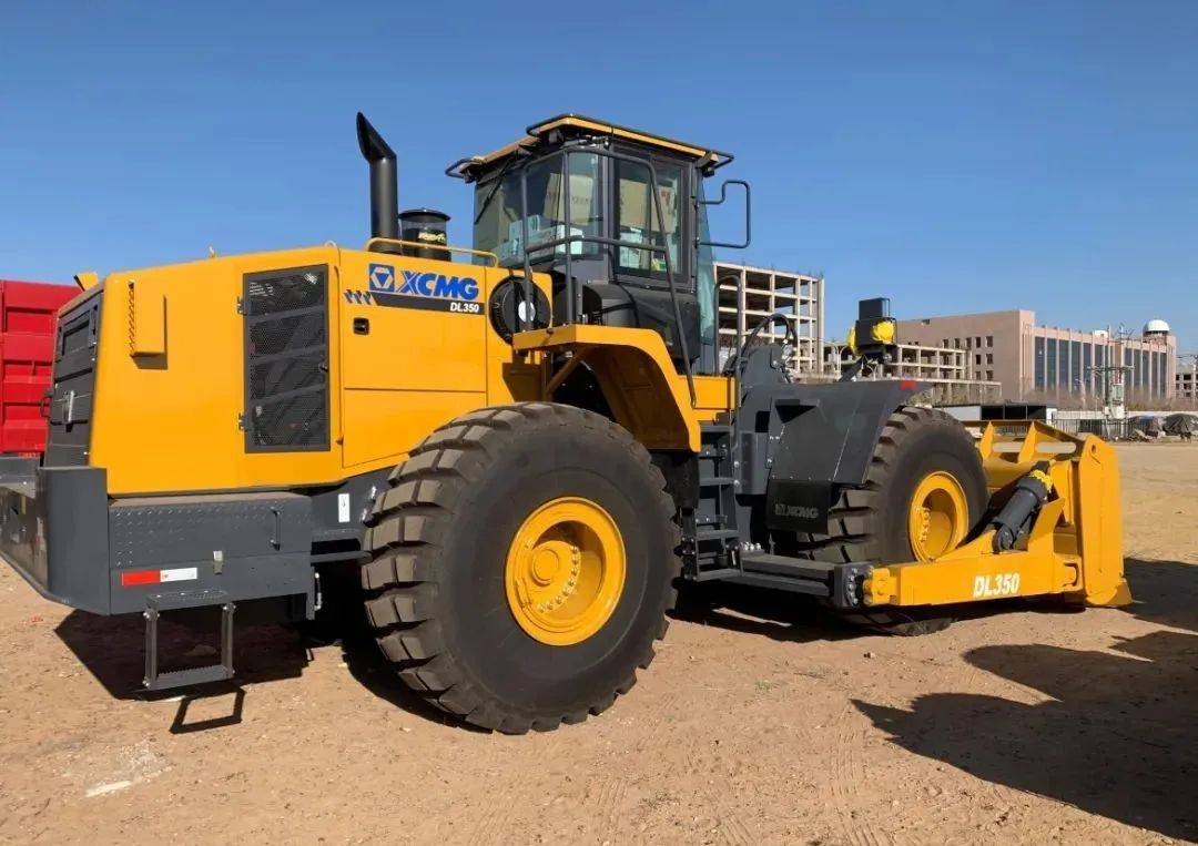 销售全系列产品至此徐工大吨位装载机,轮式推土机顺利运抵中蒙边境