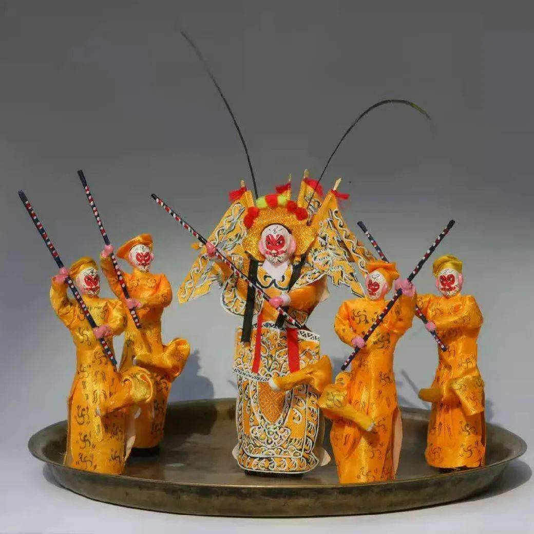 展会现场邀请到北京鬃人,太平燕,泥塑彩绘,丝绢花,面塑几位非遗老师