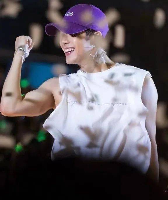 蝴蝶骨,鲨鱼线,三角肌,王嘉尔这身材