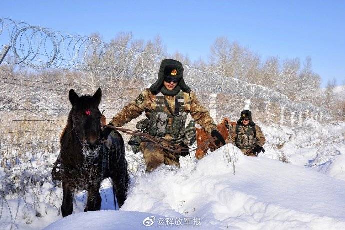 風雪中邊防戰士騎馬巡邏有你們就心安