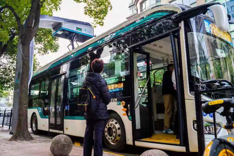 930路新車亮相上海超級公交電容車將超過百輛