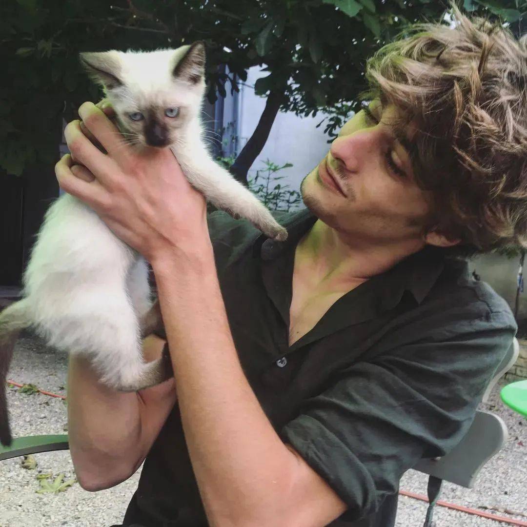 "甜野男孩"丁真爆红网络!