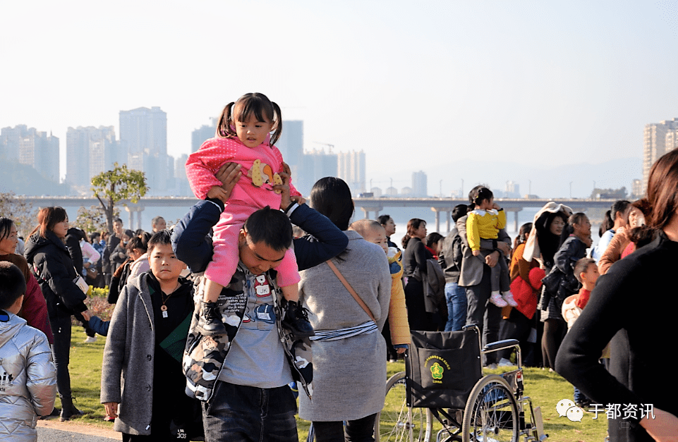 于都河滑水表演现场出现这样一幅画面