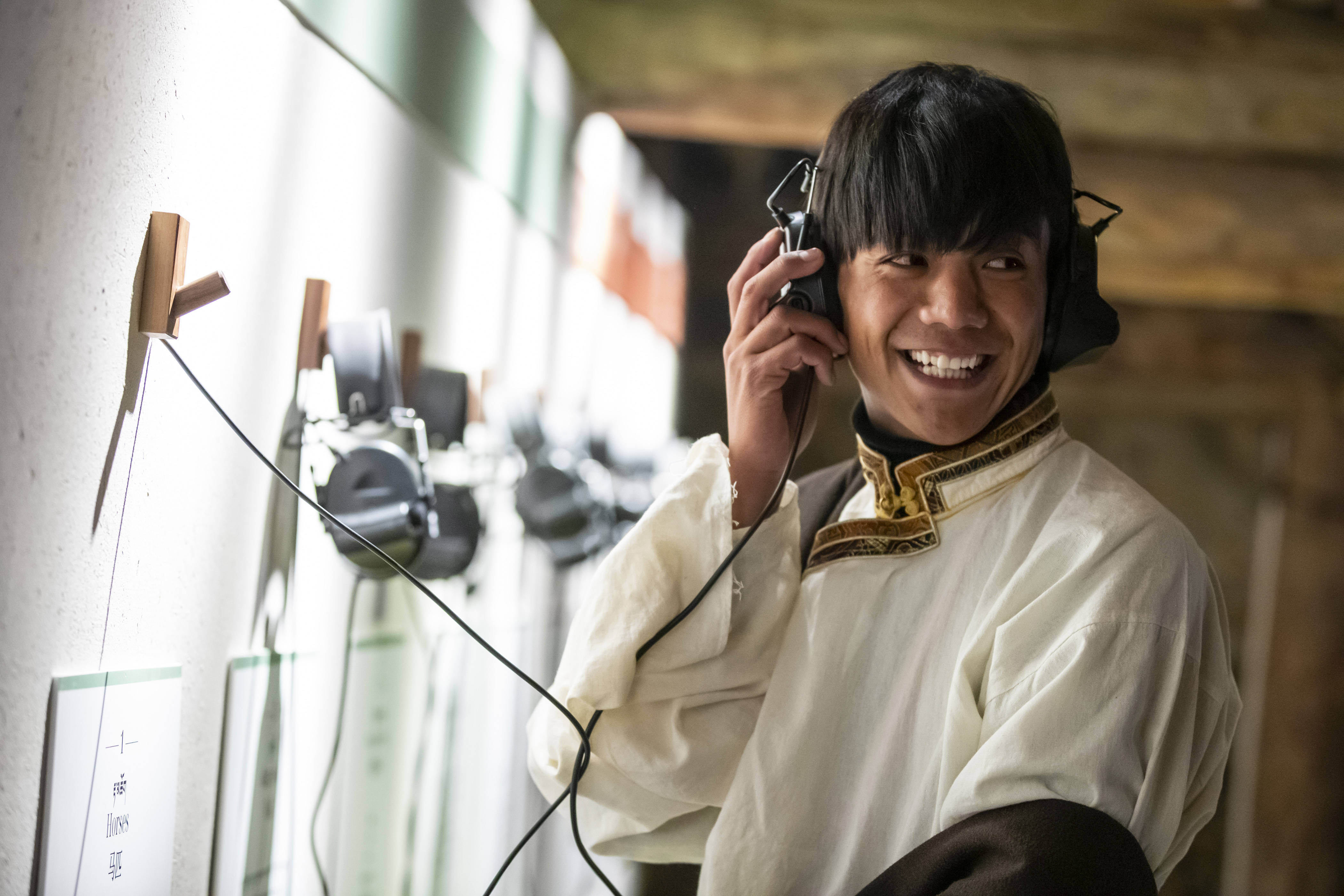 在理塘县勒通古镇的喜马拉雅之声微博物馆,丁真抱着