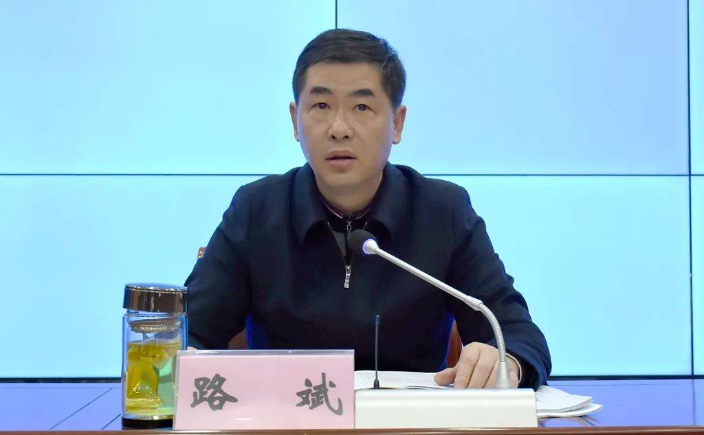 杨润民主持会议,县委常委,隆兴镇党委书记张旺,副县长娄立峰出席会议