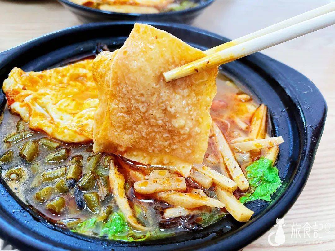 店里只有两种粉,一种是原味螺蛳粉,另一种是砂锅螺蛳粉,第一次吃砂锅