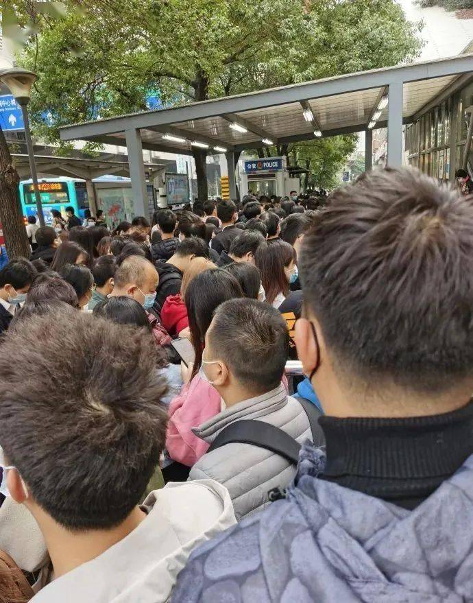 深圳地铁又双叒叕故障上班族扎心了