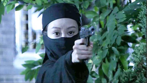 女特工潜伏鬼子阵地被埋伏想不到高手出现冲锋枪扫射揍惨鬼子