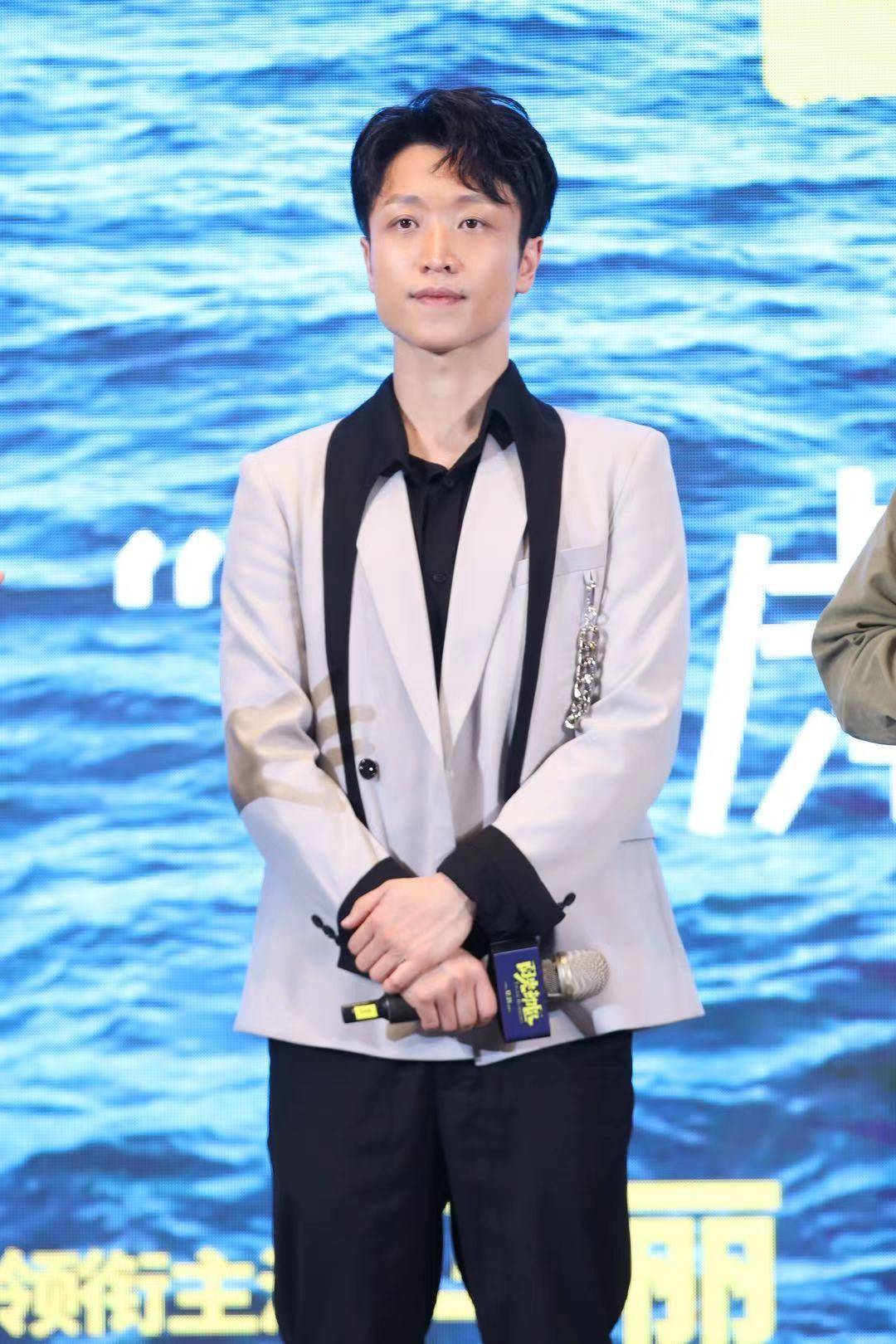 张海宇出席《阳光劫匪》"如虎添翼"发布会 12月31日"寻虎"跨年_马丽