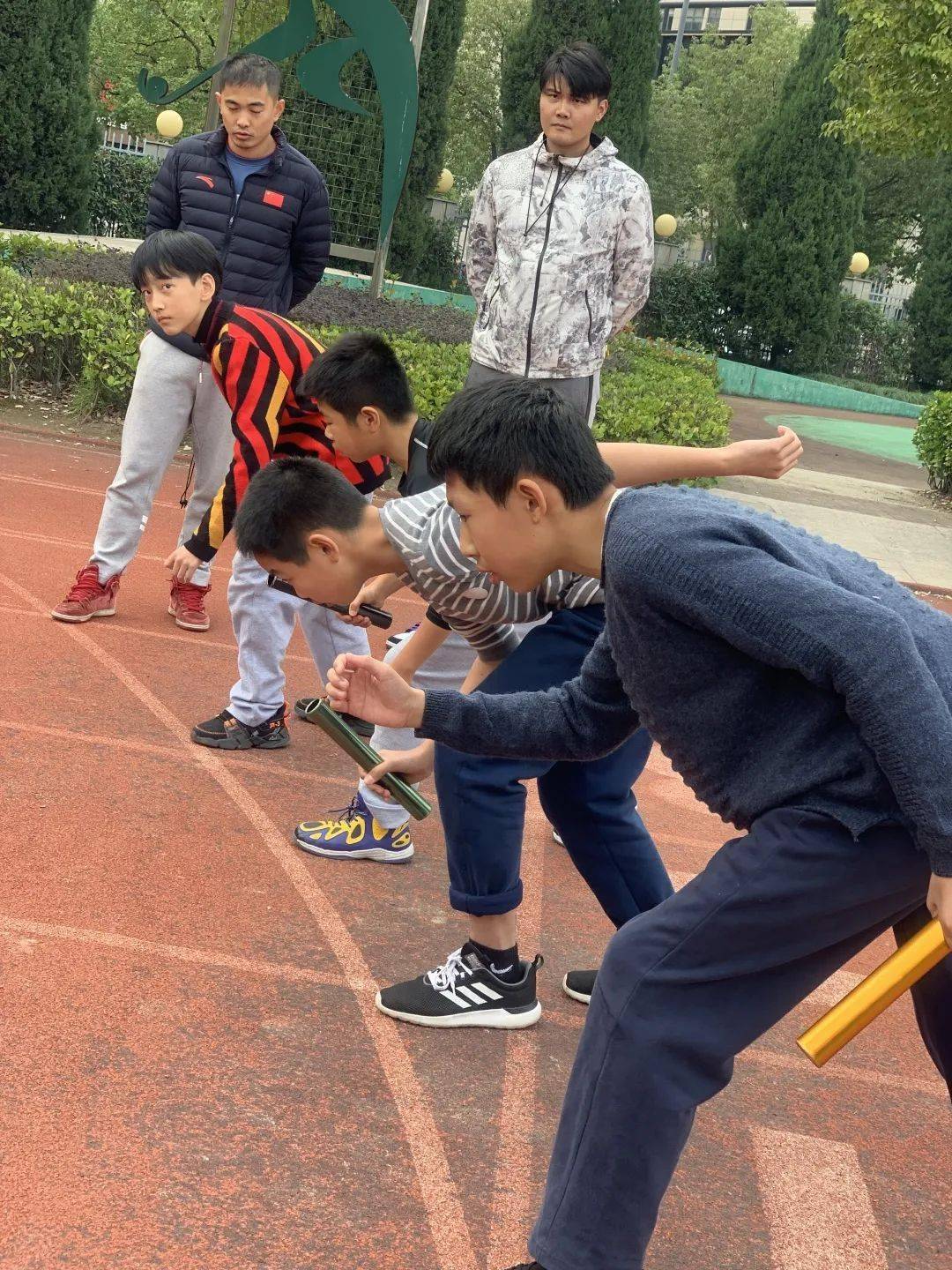 精彩活动你追我赶师生协力传递能量记六年级10300接力比赛