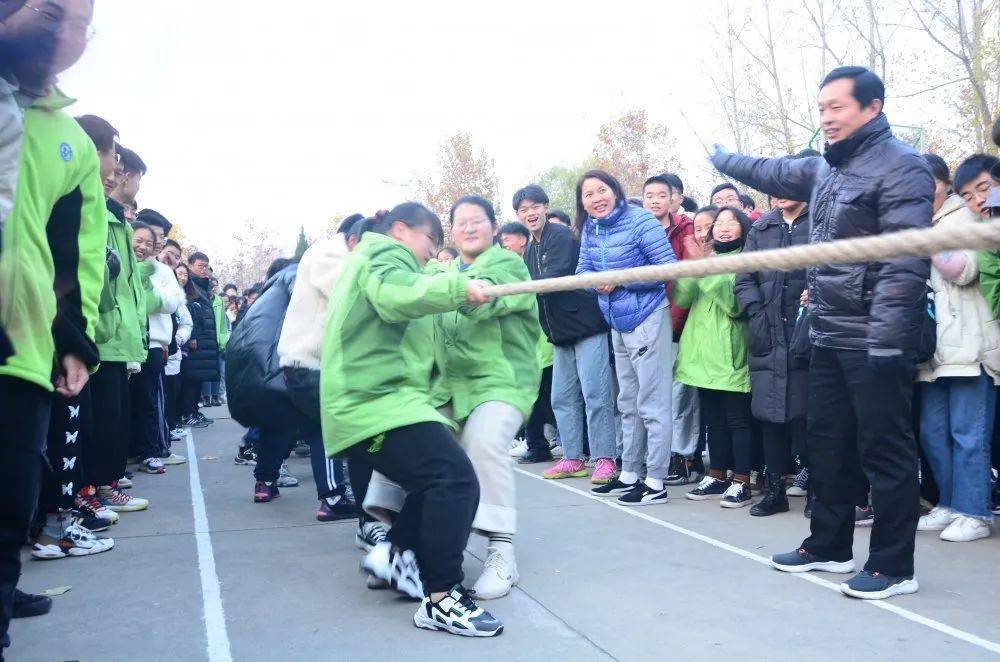 学校活动我校举办高一高二年级拔河比赛