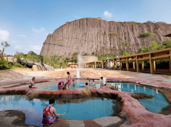 东江源头的寻乌青龙岩灵石温泉将整个暖冬都给承包下